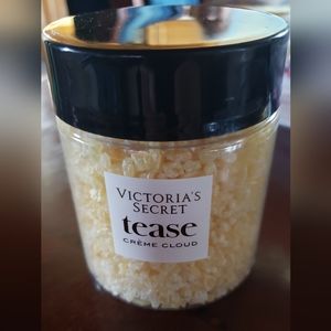 VS Tease Crème Cloud Bath Crystals